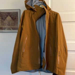 Arc’teryx Beta Jacket barely used in excellent condintion. Size Large